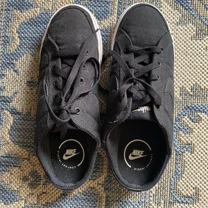 Women’s Nike Court Legacy Mule